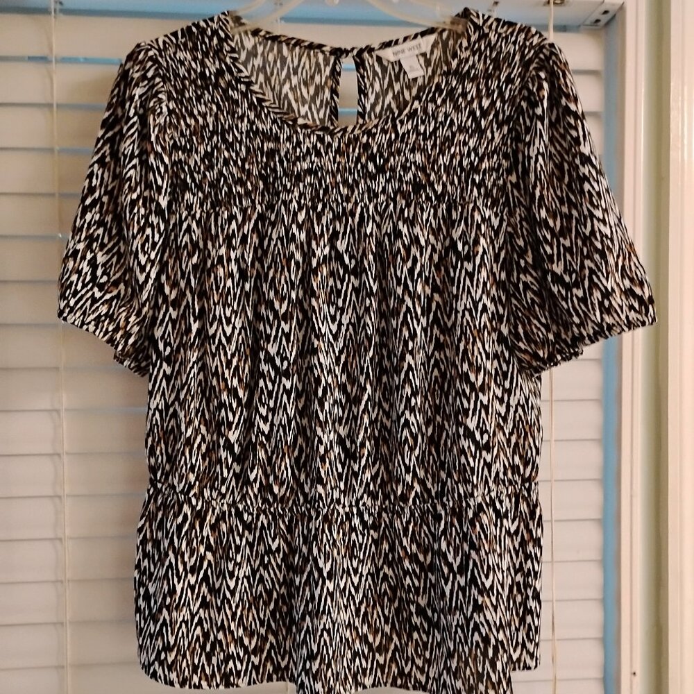 NINE WEST. Elastic waisted, short-sleeved top. One button-up back. XL.
